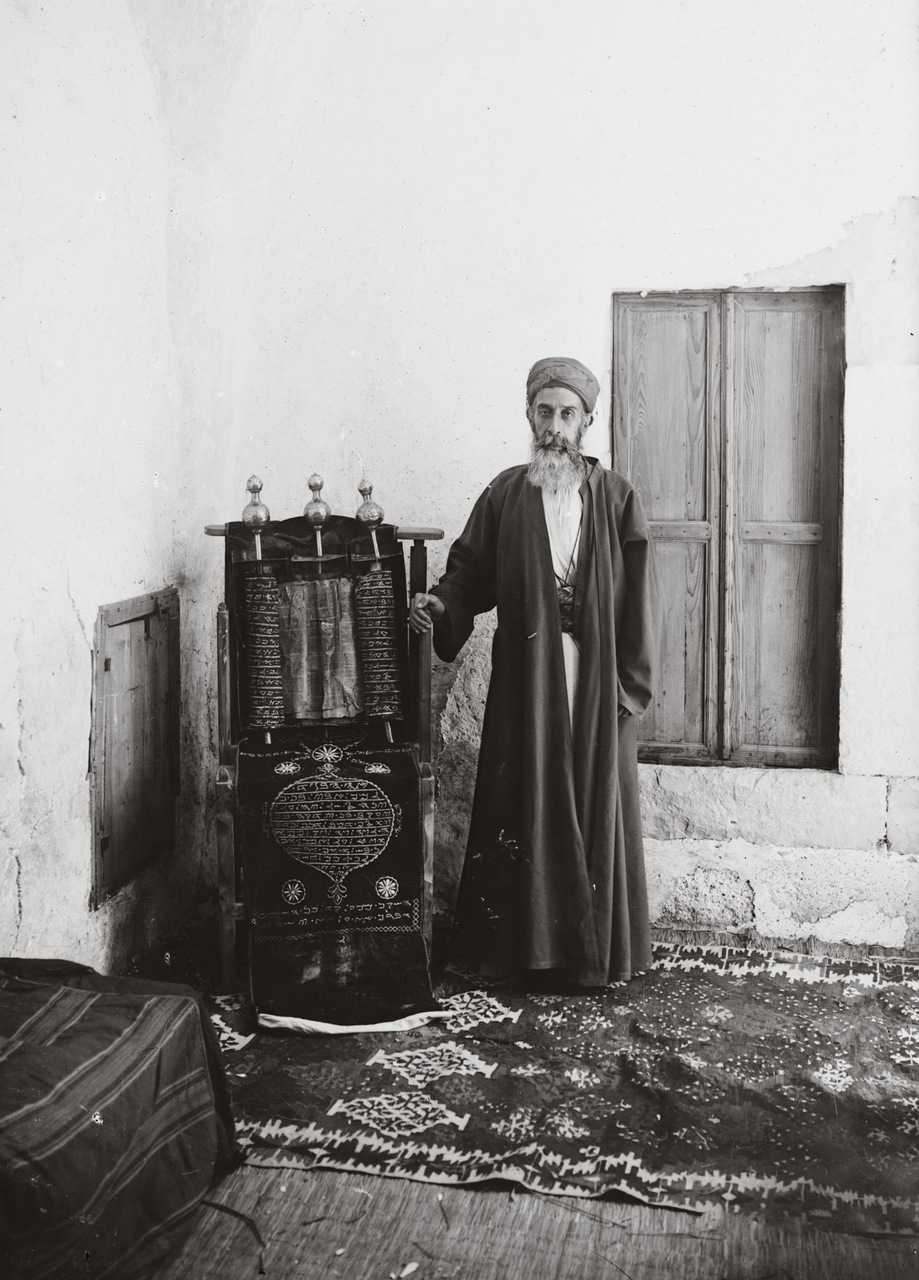 Самаритянский первосвященник с древним свитком. Наблус, Палестина. 1900-1920 гг.